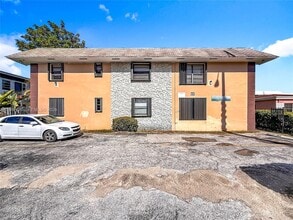2335 NE 172nd St in North Miami Beach, FL - Foto de edificio - Building Photo