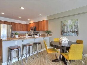 2425 33rd Ave W, Unit Bellagio Condo in Seattle, WA - Building Photo - Building Photo