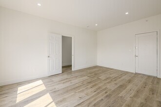1625 Mariposa Ave in Los Angeles, CA - Building Photo - Building Photo