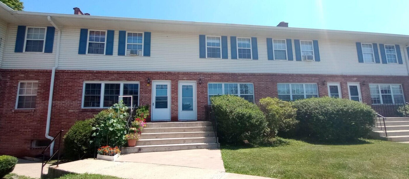 21 Huguenot St, Unit 21 in New Paltz, NY - Building Photo