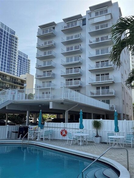 95 N Birch Rd, Unit 303 in Fort Lauderdale, FL - Building Photo