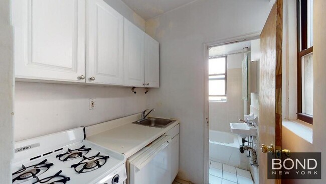 339 E 77th St in New York, NY - Building Photo - Building Photo