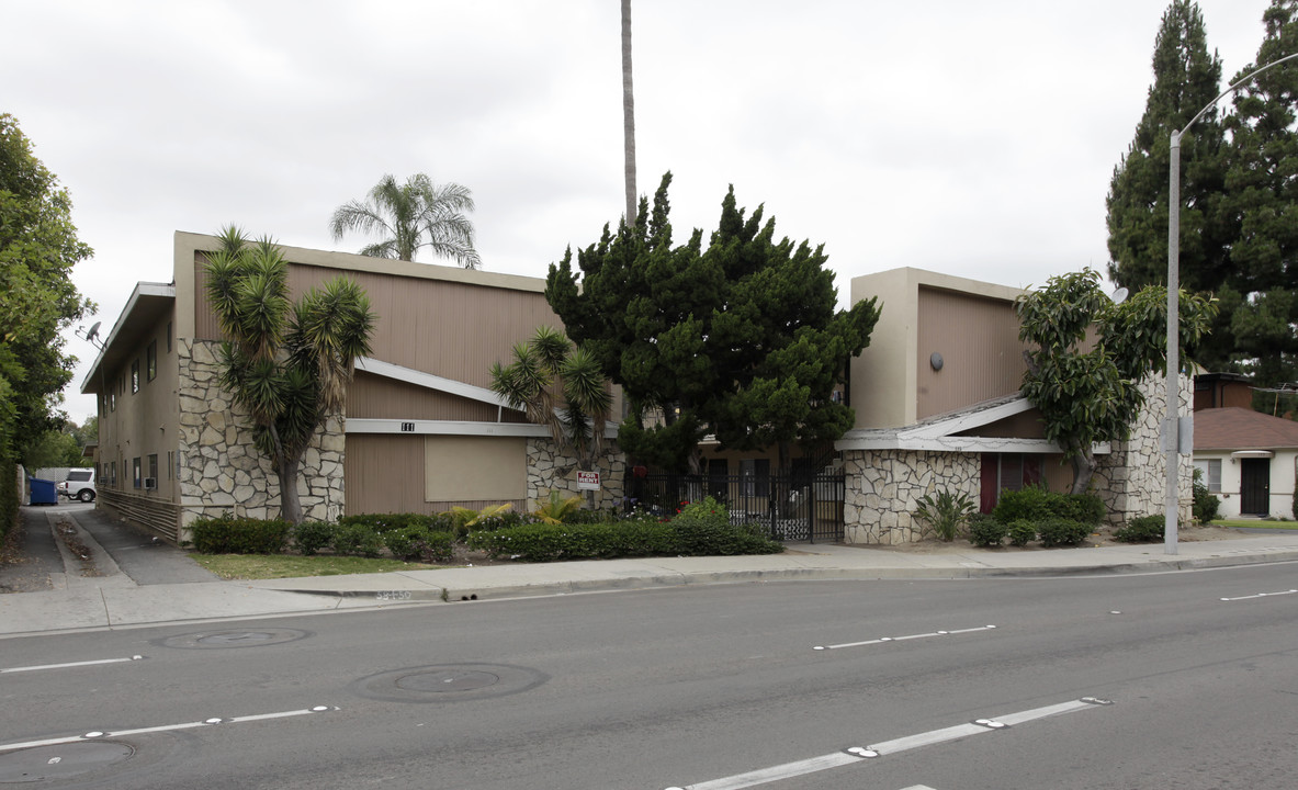 111-115 N East St in Anaheim, CA - Foto de edificio