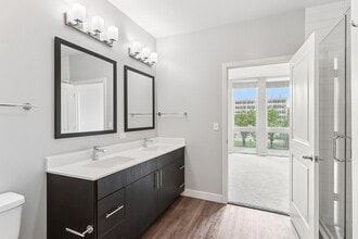 Woodview Apartments in Deerfield, IL - Foto de edificio - Building Photo