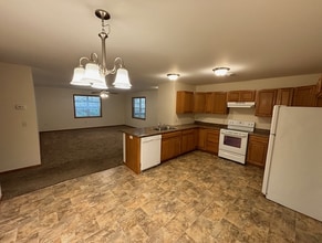 3012 Timber Ter, Unit 2 in Menomonie, WI - Foto de edificio - Building Photo