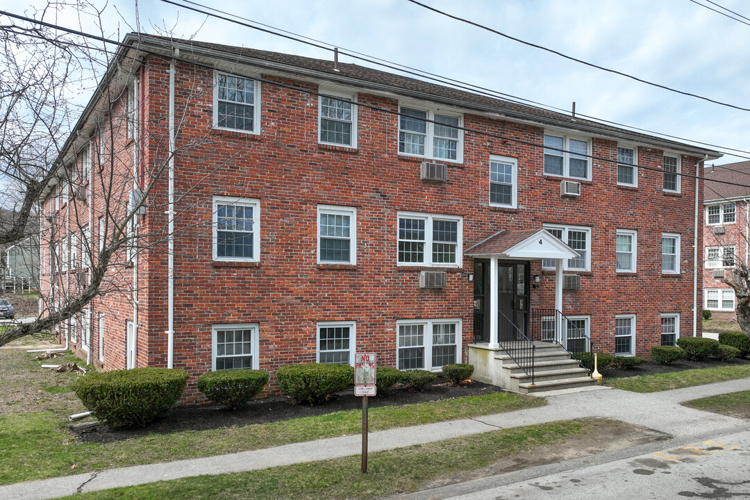 Carriage Hill Estates in Amesbury, MA - Building Photo