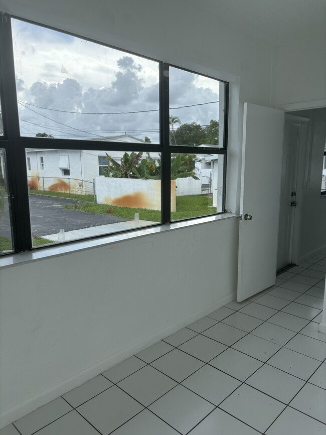 215 NE 2nd St in Hallandale Beach, FL - Foto de edificio - Building Photo