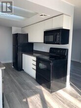 350 Webb Dr in Mississauga, ON - Building Photo - Building Photo