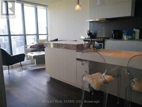 101 Charles St E in Toronto, ON - Building Photo - Building Photo