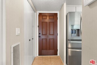 5720 Owensmouth Ave in Los Angeles, CA - Building Photo - Building Photo
