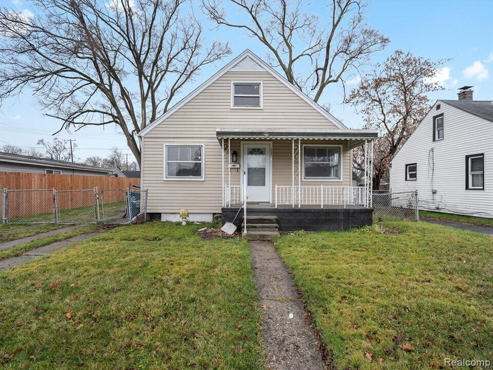 1324 E Hayes Ave in Hazel Park, MI - Building Photo