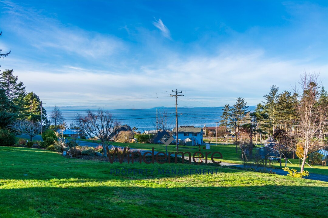 2380 Voyager Terrace in Oak Harbor, WA - Building Photo