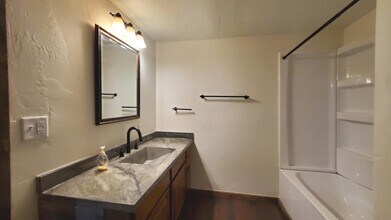 1033 Park St, Unit A in Stevens Point, WI - Foto de edificio - Building Photo