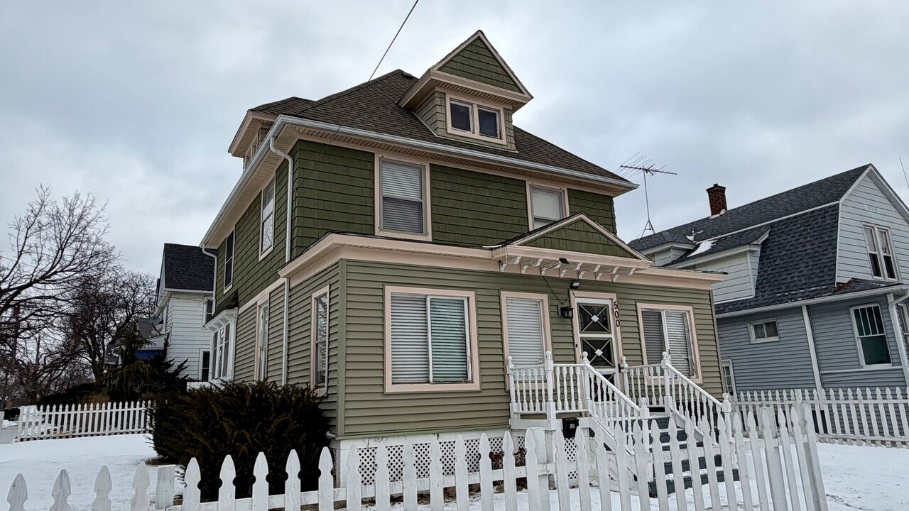 500 Barrett St in Elgin, IL - Building Photo