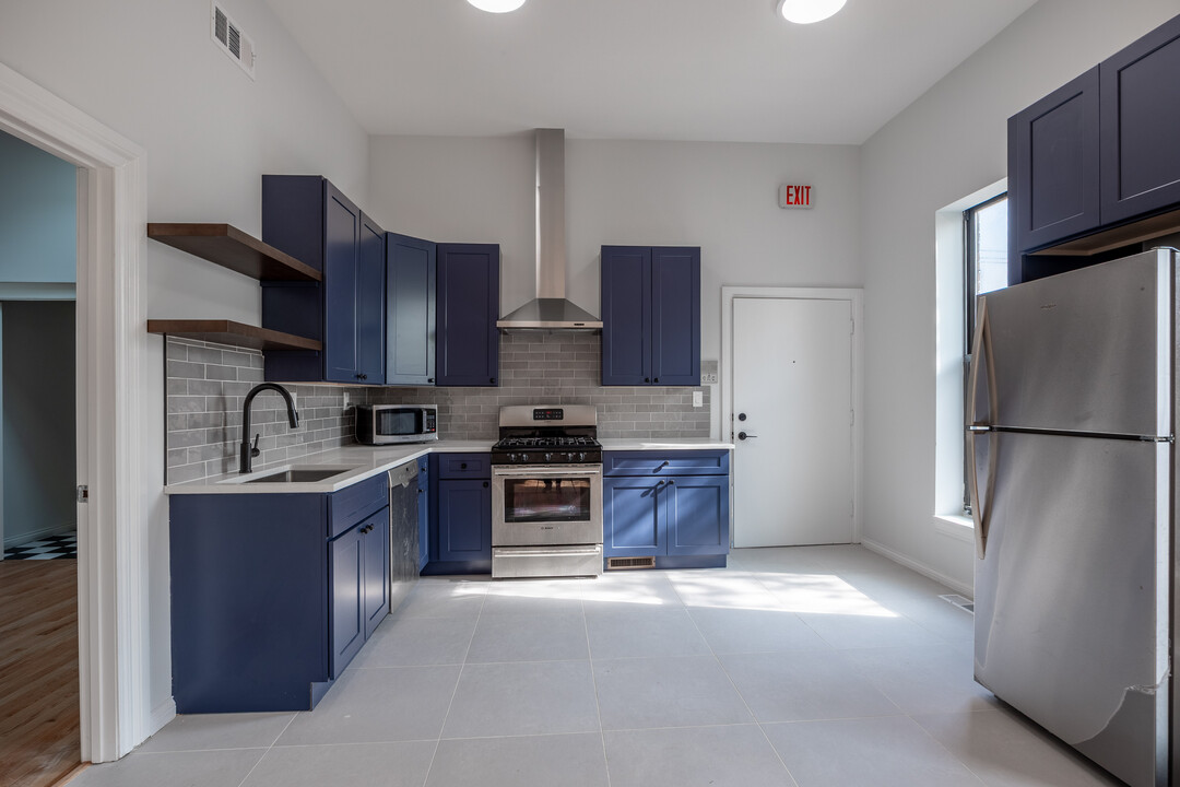 646 N Damen Ave, Unit 2r in Chicago, IL - Building Photo
