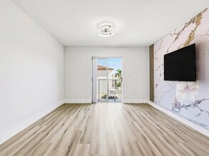 2925 W 80th St in Hialeah, FL - Building Photo - Building Photo