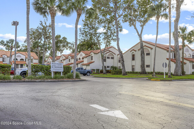 1141 Country Club Dr-Unit -1012 in Titusville, FL - Foto de edificio - Building Photo