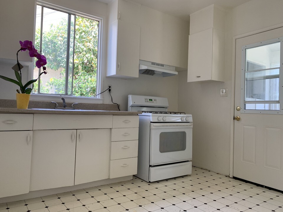 2209 S Ridgeley Dr in Los Angeles, CA - Building Photo