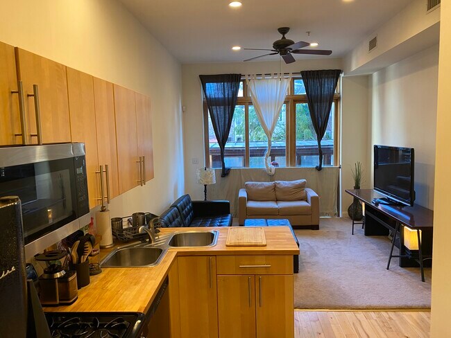 1828 Swann St NW, Unit 2 bed 2 bath