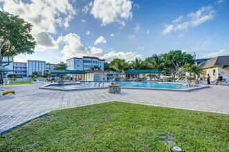 4050 NW 42nd Ave, Unit 312 in Lauderdale Lakes, FL - Building Photo - Building Photo