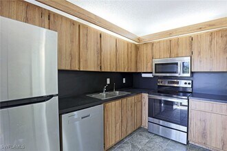 1625 Park Meadows Dr in Ft. Myers, FL - Building Photo - Building Photo
