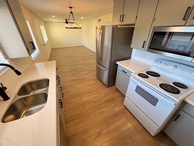 1608 S Central St in Visalia, CA - Building Photo - Building Photo