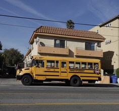 5657 Laurel Canyon Blvd in Valley Village, CA - Foto de edificio - Building Photo