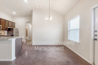 118 Samuel Dr in Mustang Ridge, TX - Foto de edificio - Building Photo