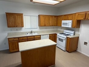 1303 Vine St in Exeter, CA - Building Photo - Building Photo