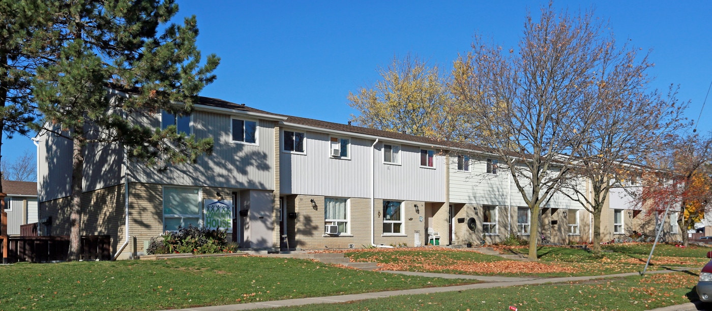 Rykert Street in St Catharines, ON - Building Photo