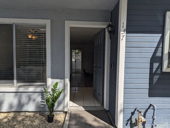 137 Dogwood Ln in Aliso Viejo, CA - Foto de edificio - Building Photo