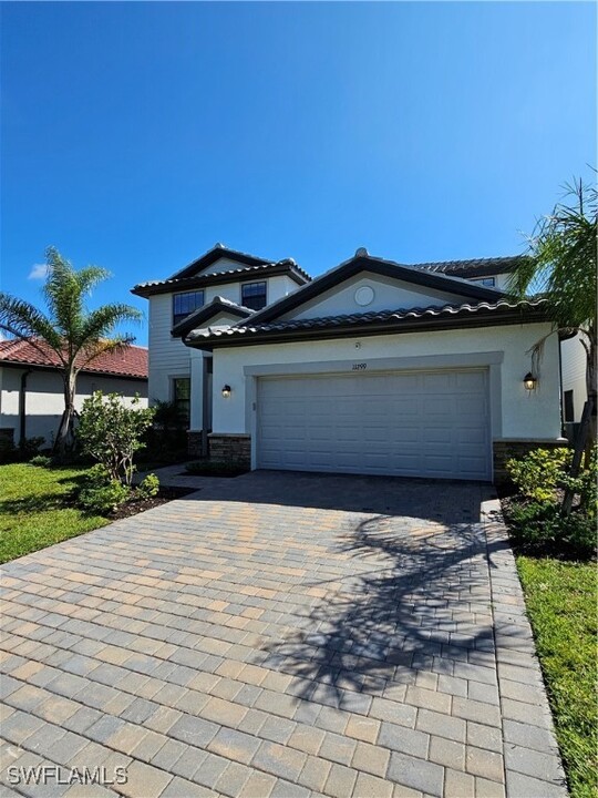 11299 Shady Blossom Dr in Ft. Myers, FL - Foto de edificio