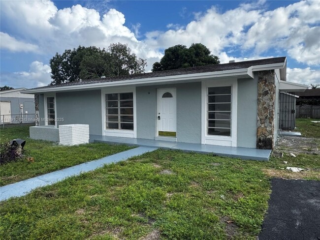 4254 NW 201st St in Miami Gardens, FL - Foto de edificio - Building Photo