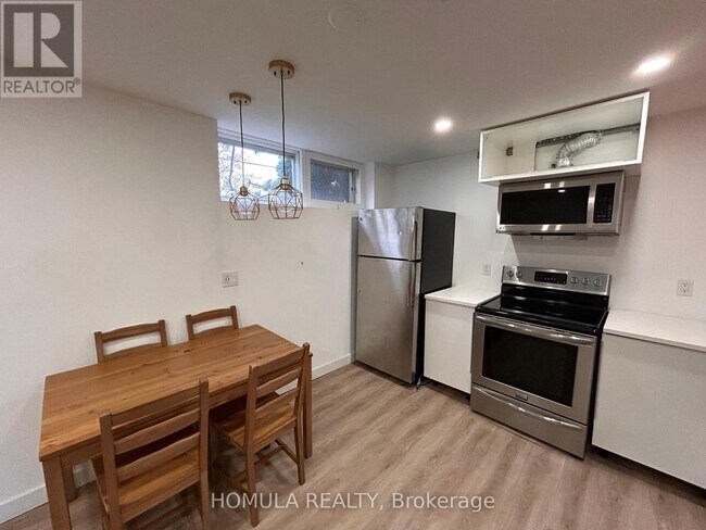 8 Walbon Rd in Toronto, ON - Building Photo - Building Photo