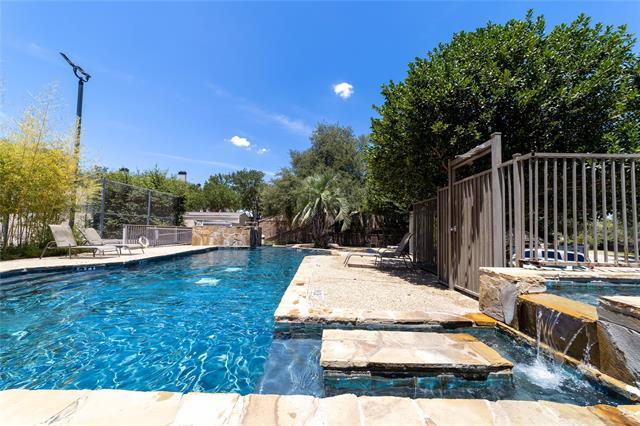 5565 Preston Oaks Rd in Dallas, TX - Building Photo
