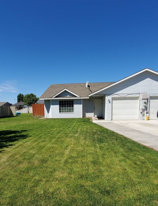 1010 S Evergreen Dr in Moses Lake, WA - Foto de edificio