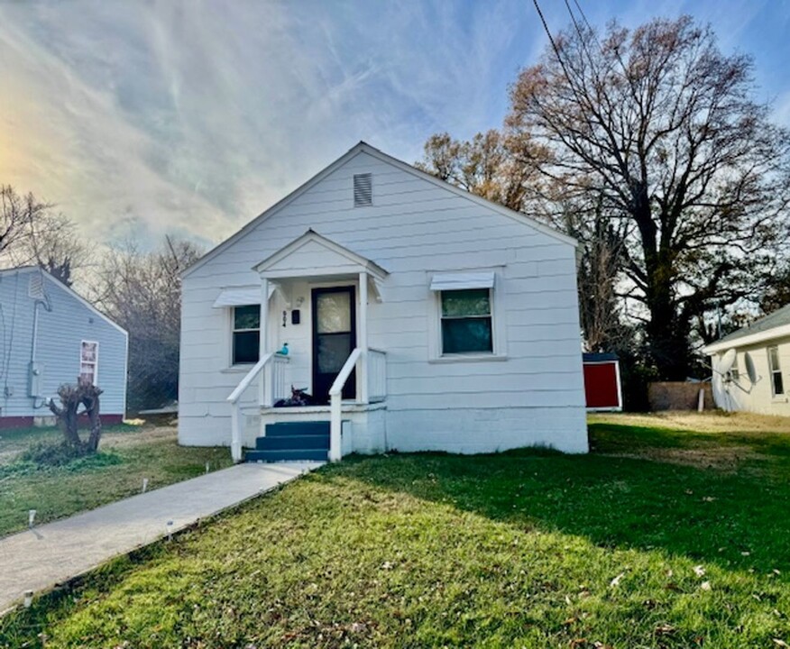 904 Avalon Rd in Greensboro, NC - Building Photo