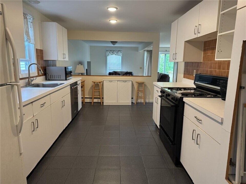 23 Carey St in Newport, RI - Building Photo