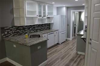 8110 Cardena Ln in Sarasota, FL - Building Photo - Building Photo