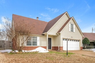 8432 Creek Front Dr in Memphis, TN - Foto de edificio - Building Photo