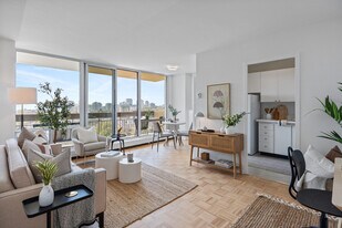 Hampton House South in Toronto, ON - Building Photo