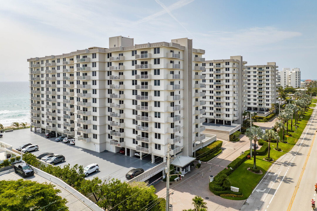 Ambassadors East in Highland Beach, FL - Foto de edificio