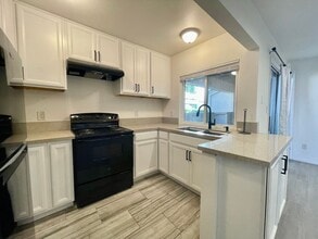 3250 Ashford St in San Diego, CA - Building Photo - Building Photo