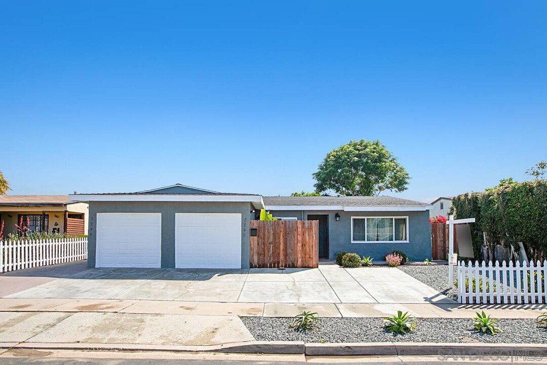 3246 Idlewild Way in San Diego, CA - Foto de edificio