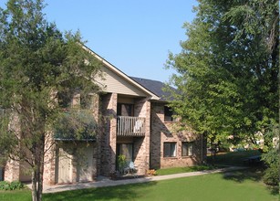 Curtis Creek Apartments in Livonia, MI - Building Photo - Building Photo