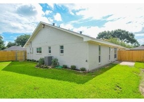 6315 Bowers St in Wallis, TX - Building Photo