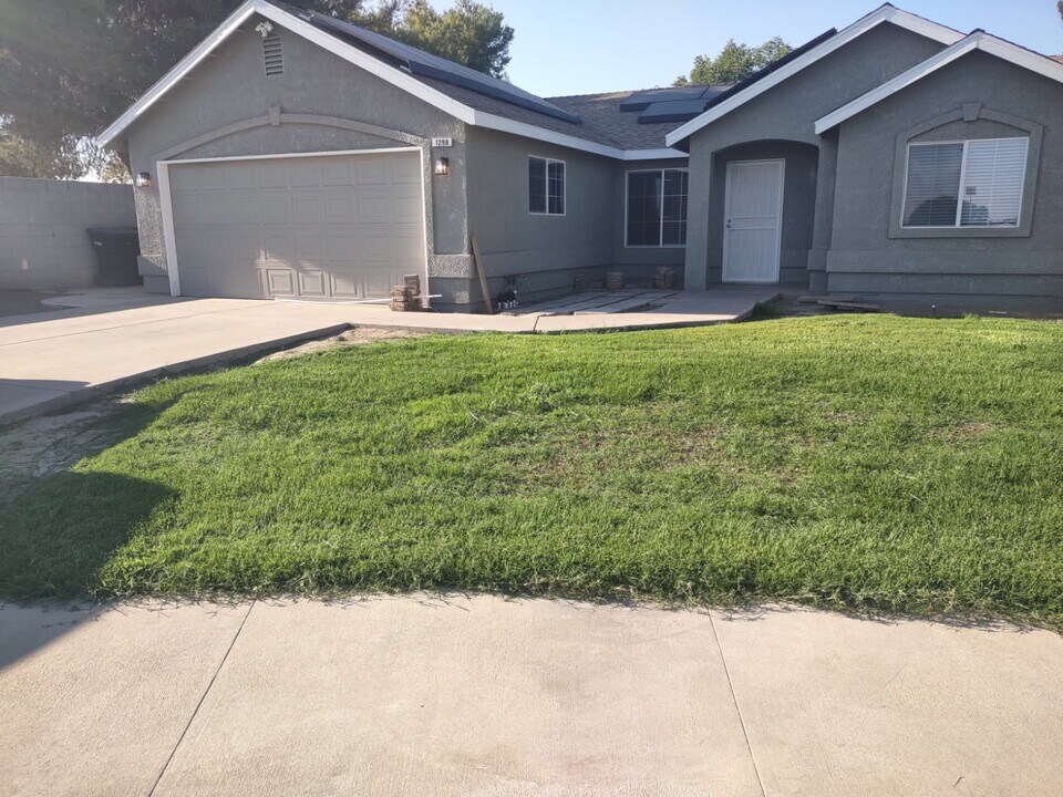 1298 W Cortner St in Hanford, CA - Building Photo