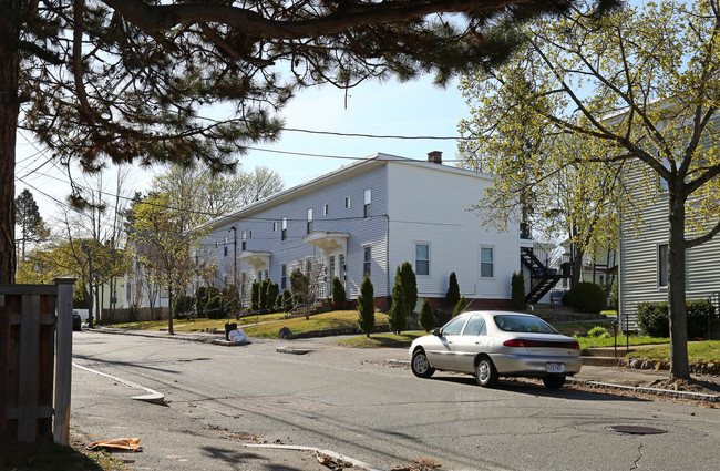 23 Brown St in Waltham, MA - Foto de edificio - Building Photo