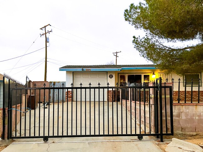 15875 Lawrence Dr in Mojave, CA - Foto de edificio - Building Photo