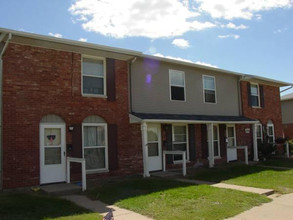 Williamsburg Townhouses in Pekin, IL - Building Photo - Building Photo